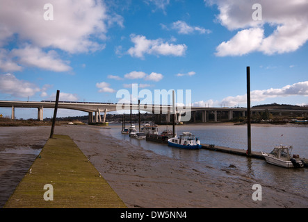 High Speed train Eurostar passe sur la rivière Medway Pont ferroviaire près de Rochester Kent England Banque D'Images