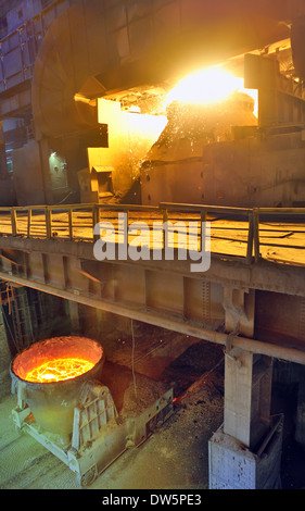 Railroad contenants pour l'intérieur de l'usine de métal liquide Banque D'Images