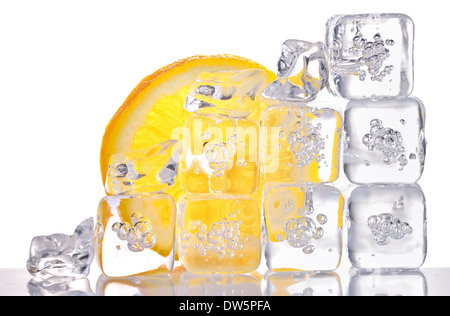 Des cubes de glace et de tranche de citron tourner en studio Banque D'Images