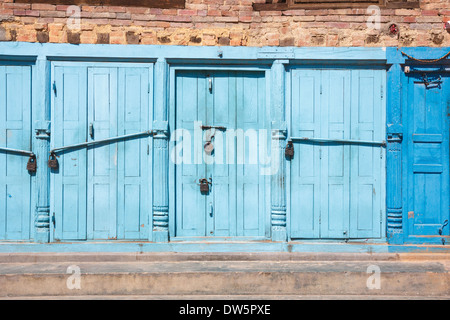 Portes bleues verrouillé avec un cadenas dans une rangée à Patan, Népal Banque D'Images