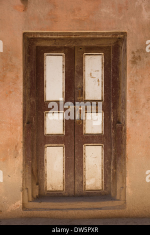 Ancien panneau avec porte cadenas dans des conditions poussiéreuses Banque D'Images