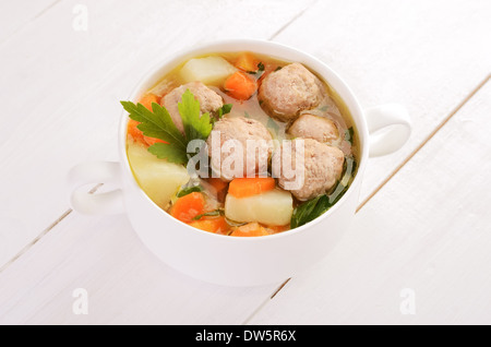 Soupe de boulettes dans un bol blanc sur la table en bois Banque D'Images