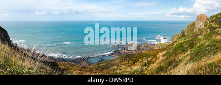 Hartland Point Lighthouse, Devon, Angleterre est un bâtiment classé Grade 1 : vu de South West Coastal Path Banque D'Images