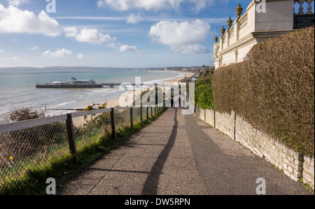 Falaise est Chemin de plage et jetée de Bournemouth, Dorset, England, UK. Banque D'Images