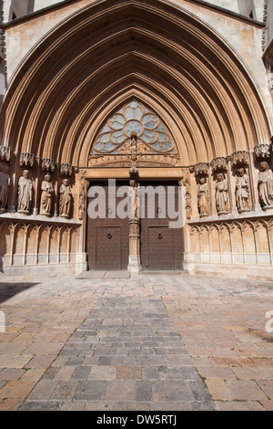 Portail principal de la cathédrale de Saint Mary à Tarragone, en Catalogne. Banque D'Images