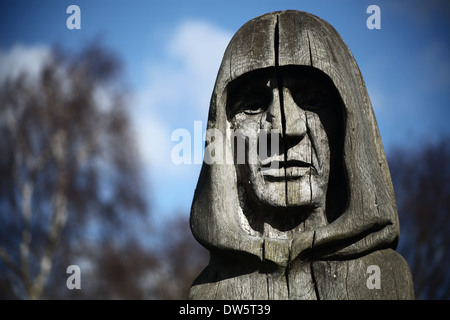 Détail d'une statue en bois - 'ancêtre' par Helena Stylianides dans la cour de l'église de Waltham Abbey Banque D'Images