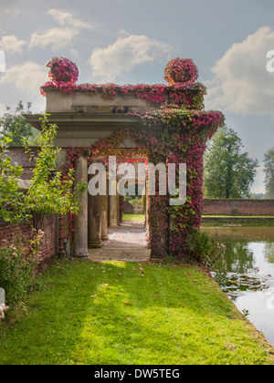 Virginia creeper en couleur couvrant anciennes colonnes et arches à Didlington Manor Norfolk Angleterre Banque D'Images