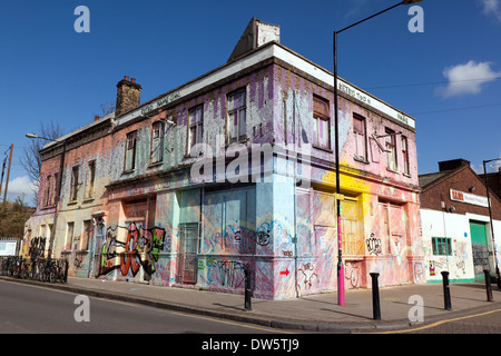 L'épave, Lord Napier Public House, couvert de graffitis. criardes Banque D'Images