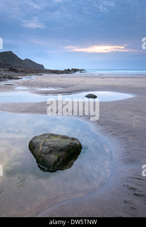 Des rochers sur la plage de Crackington Haven pendant le crépuscule, Cornwall, Angleterre. L'été (juillet) 2013. Banque D'Images