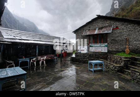 Après-midi la pluie tombe sur un village trekking himalayen de voir le sanctuaire de l'Annapurna trek Banque D'Images