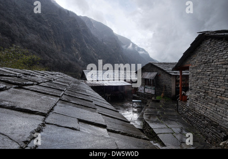 Après-midi la pluie tombe sur un village trekking himalayen de voir le sanctuaire de l'Annapurna trek Banque D'Images