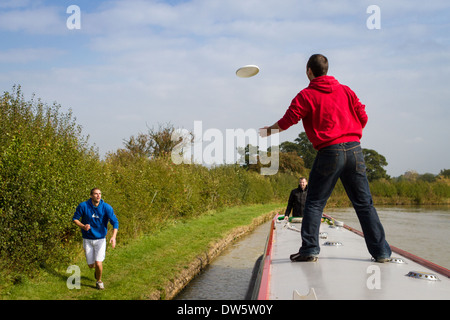 Un groupe d'hommes jouant sur un grand classique de Frisbee Banque D'Images