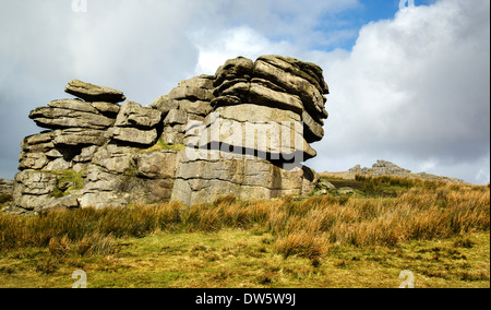 Peu Mis Tor sur le Dartmoor dans le Devon UK avec beaucoup de mal sur l'horizon des Tor Banque D'Images