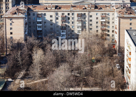Au-dessus de la cour urbaine dans un quartier résidentiel de Aeroport de Moscou au printemps Banque D'Images