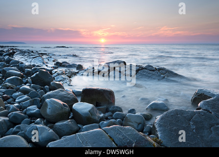 Coucher de soleil sur le canal de Bristol à partir de Kilve Beach, Somerset, Angleterre. L'été (juillet) 2013. Banque D'Images