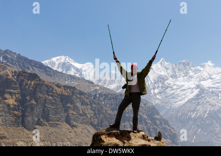 Une dame célèbre trekker arrivant à l'Annapurna Base Camp dans le sanctuaire de l'Annapurna, Népal Banque D'Images