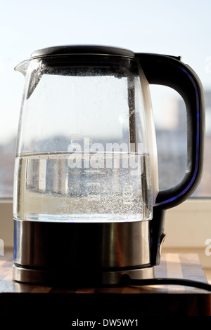 Bouilloire électrique avec de l'eau bouillante dans la cuisine Banque D'Images