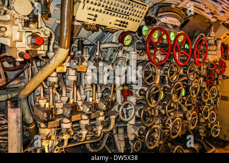 Les roues de la soupape pour laisser l'eau dans les citernes de ballast à l'intérieur de la salle des opérations du sous-marin Russe B-143 / U-480 type Foxtrot 641 Banque D'Images