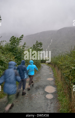 3 marcheurs sur un jour d'été pluvieux à Loweswater, Lake District, Angleterre Banque D'Images