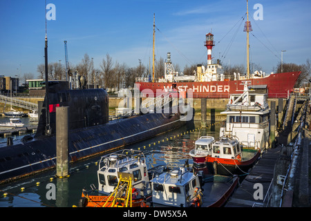 Sous-marin russe B-143 / U-480 type Foxtrot 641 Westhinder lège et II au parc à thème maritime Seafront Zeebrugge en Belgique, Banque D'Images