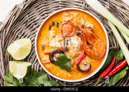 Soupe Thaï épicé Tom Yam au Lait de Coco, Piments et fruits de mer Banque D'Images