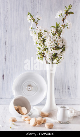 Macarons vanille avec apple fleurs sur table en bois blanc Banque D'Images