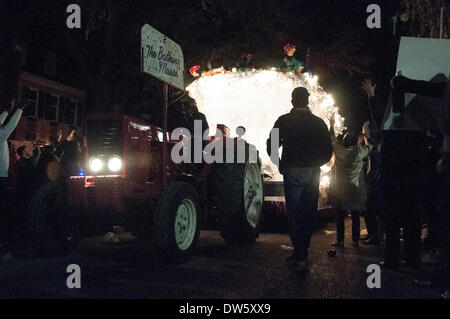 La Nouvelle-Orléans, Louisiane, Etats-Unis. 27 février 2014. "L'Echelle de flottement des Muses descend dans la rue St Charles Muses Mardi Gras parade à New Orleans, LA, le jeudi, 27 février, 2014. Credit : JT Blatty/Alamy Live News Banque D'Images