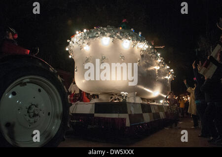 La Nouvelle-Orléans, Louisiane, Etats-Unis. 27 février 2014. "L'Echelle de flottement des Muses descend dans la rue St Charles Muses Mardi Gras parade à New Orleans, LA, le jeudi, 27 février, 2014. Credit : JT Blatty/Alamy Live News Banque D'Images