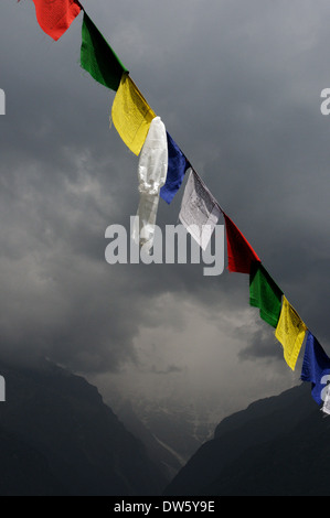 Les drapeaux de prières et ciel dramatique, Népal Banque D'Images