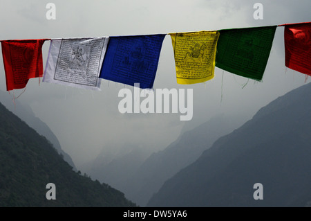 Les drapeaux de prières et ciel dramatique, Népal Banque D'Images