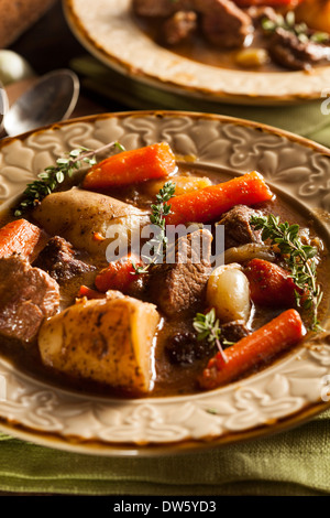 Ragoût de boeuf irlandais avec des carottes et des pommes de terre Banque D'Images