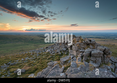 Coucher du soleil sur l'été Dartmoor National Park, Devon, Angleterre. L'été (juillet) 2013. Banque D'Images