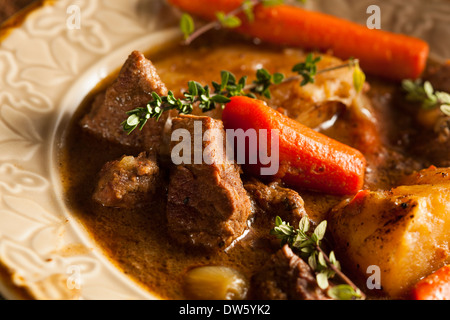 Ragoût de boeuf irlandais avec des carottes et des pommes de terre Banque D'Images