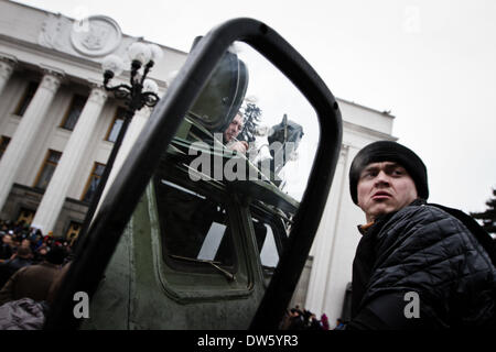 Kiev, Ukraine. Feb 27, 2014. Les anciens combattants de la guerre en Afghanistan est venu à une réunion au Parlement européen avec Sergii © ARV/NurPhoto ZUMAPRESS.com/Alamy Kharchenko/Live News Banque D'Images