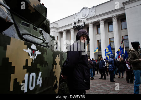 Kiev, Ukraine. Feb 27, 2014. Les anciens combattants de la guerre en Afghanistan est venu à une réunion au Parlement européen avec Sergii © ARV/NurPhoto ZUMAPRESS.com/Alamy Kharchenko/Live News Banque D'Images