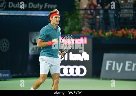 DUBAÏ, Émirats arabes Unis, 27 février 2014. Roger Federer célèbre après avoir remporté un point contre Novak Djokovic dans les demi-finales des championnats de Dubaï Duty Free tennis. Federer a réservé sa place dans les finales du tournoi avec cette victoire de 3-6 6-3 6-2 crédit: Feroz Khan/Alay Live News Banque D'Images