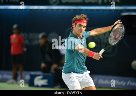 DUBAÏ, Émirats arabes Unis, 27 février 2014. Roger Federer joue un revers sur le chemin d'un 3-6 6-3 6-2 contre Novak Djokovic dans les demi-finales des Championnats de tennis duty Free de Dubaï. Federer a réservé sa place dans les finales du tournoi avec ce crédit de victoire: Feroz Khan/Alay Live News Banque D'Images