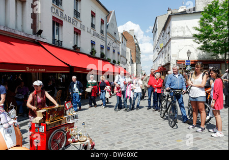 Les gens l'écoute d'un joueur d'orgue à la Place du Tertre, Montmartre, Paris, France Banque D'Images