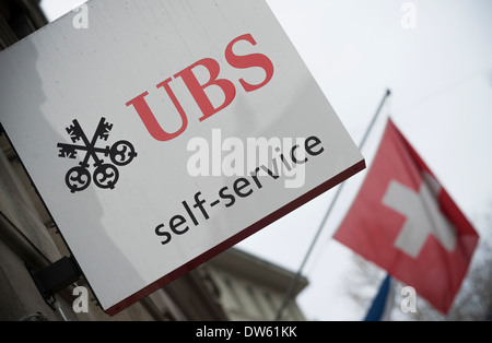 Un 'Self Service' sign est accroché à l'extérieur d'un distributeur automatique de la direction générale de la plus grande banque suisse UBS à Zurich, Suisse. Banque D'Images