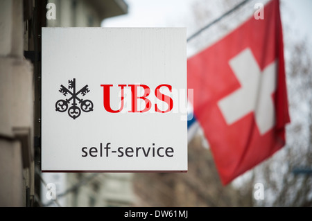 Un 'Self Service' sign est accroché à l'extérieur d'un distributeur automatique de la direction générale de la plus grande banque suisse UBS à Zurich, Suisse. Banque D'Images