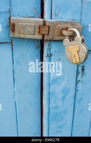 Gros plan d'une porte cadenassée, pas très sécurisé. Un voleur pourrait probablement jimmy il ouvrir en un rien de temps Banque D'Images