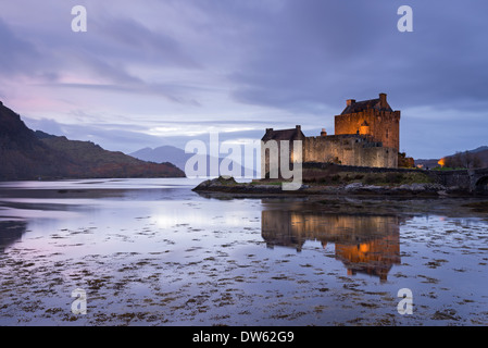 Le crépuscule sur le château d'Eilean Donan sur Loch Duich, Dornie, en Écosse. L'hiver (novembre) 2013. Banque D'Images