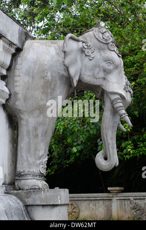 Éléphant statue sur la Pagode d'or dans la région de Chiang Dao du nord de la Thaïlande. Banque D'Images