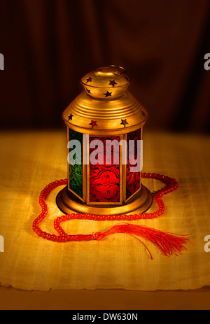 Belle lanterne traditionnelle égyptienne avec rosaire islamique. Une lampe arabe antique et une photo de studio de rosaire. Banque D'Images