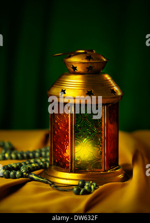 Beau fond pour le mois sacré islamique du Ramadan. Lanterne antique et perles de chapelet. Banque D'Images