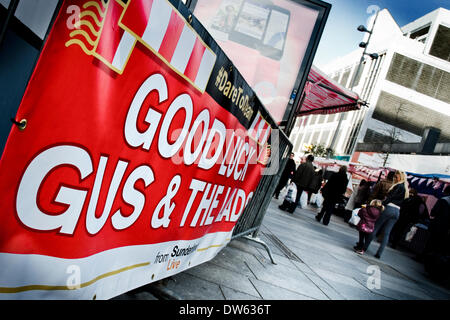 Sunderland, Royaume-Uni. 28 Février, 2014. La ville de Sunderland se prépare pour le football club de son apparence dans la capitale une tasse finale contre Manchester City le dimanche. Le club de football d'organismes de bienfaisance, la Fondation de la lumière, est de recueillir des fonds pour les bonnes causes en exhortant les gens à transformer la ville rouge et blanc pour célébrer la coupe finale. Crédit : Paul Swinney/Alamy Live News Banque D'Images