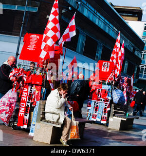 Sunderland, Royaume-Uni. 28 Février, 2014. La ville de Sunderland se prépare pour le football club de son apparence dans la capitale une tasse finale contre Manchester City le dimanche. Le club de football d'organismes de bienfaisance, la Fondation de la lumière, est de recueillir des fonds pour les bonnes causes en exhortant les gens à transformer la ville rouge et blanc pour célébrer la coupe finale. Crédit : Paul Swinney/Alamy Live News Banque D'Images