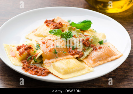 Ravioli pâtes avec sauce tomate rouge Banque D'Images