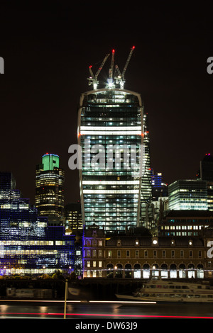 Londres, UK - 21er févr. 2014 : l'extérieur de l'édifice talkie walkie dans le centre de Londres la nuit Banque D'Images