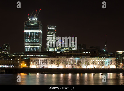 Londres, UK - 21er févr. 2014 : l'extérieur de l'édifice talkie walkie dans le centre de Londres la nuit Banque D'Images